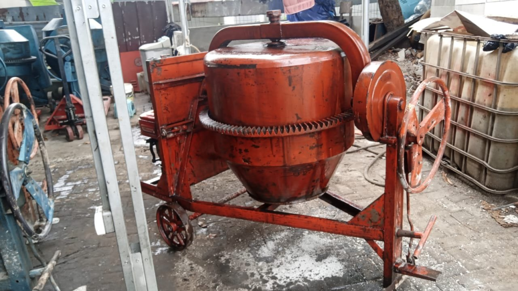 "Molen cor diesel mengaduk beton untuk pengecoran fondasi"