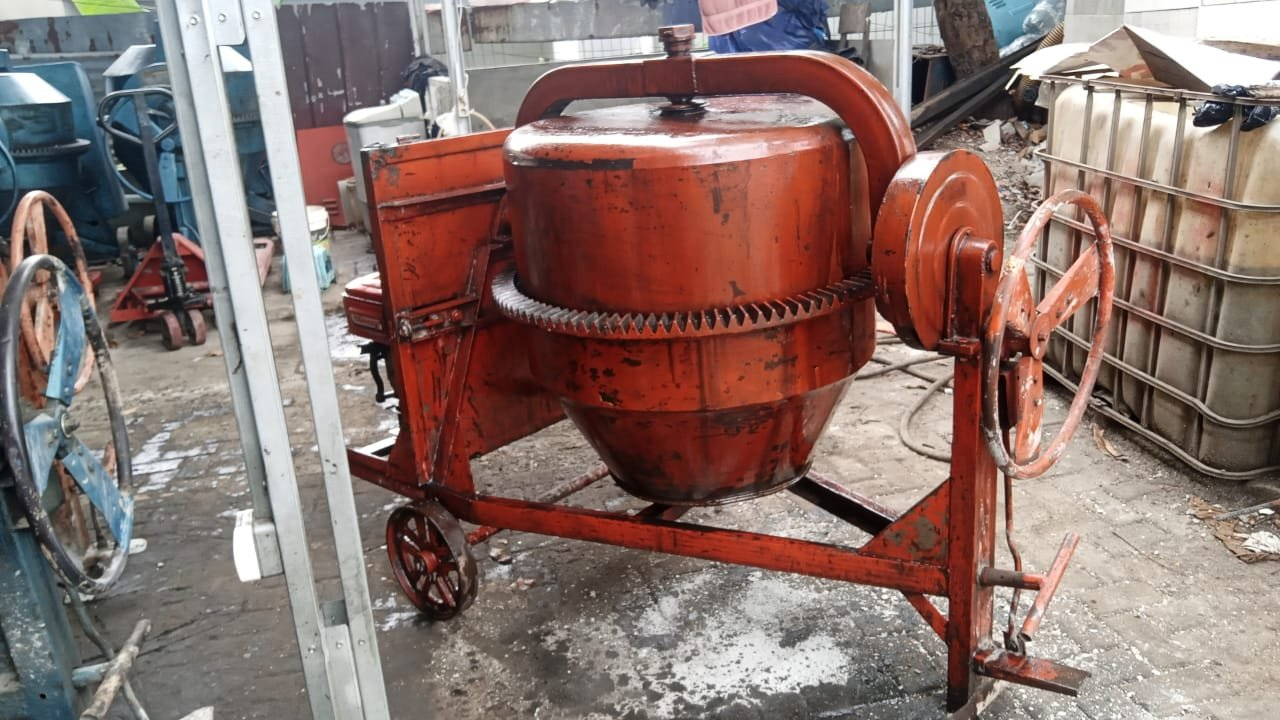 "Molen cor diesel mengaduk beton untuk pengecoran fondasi"